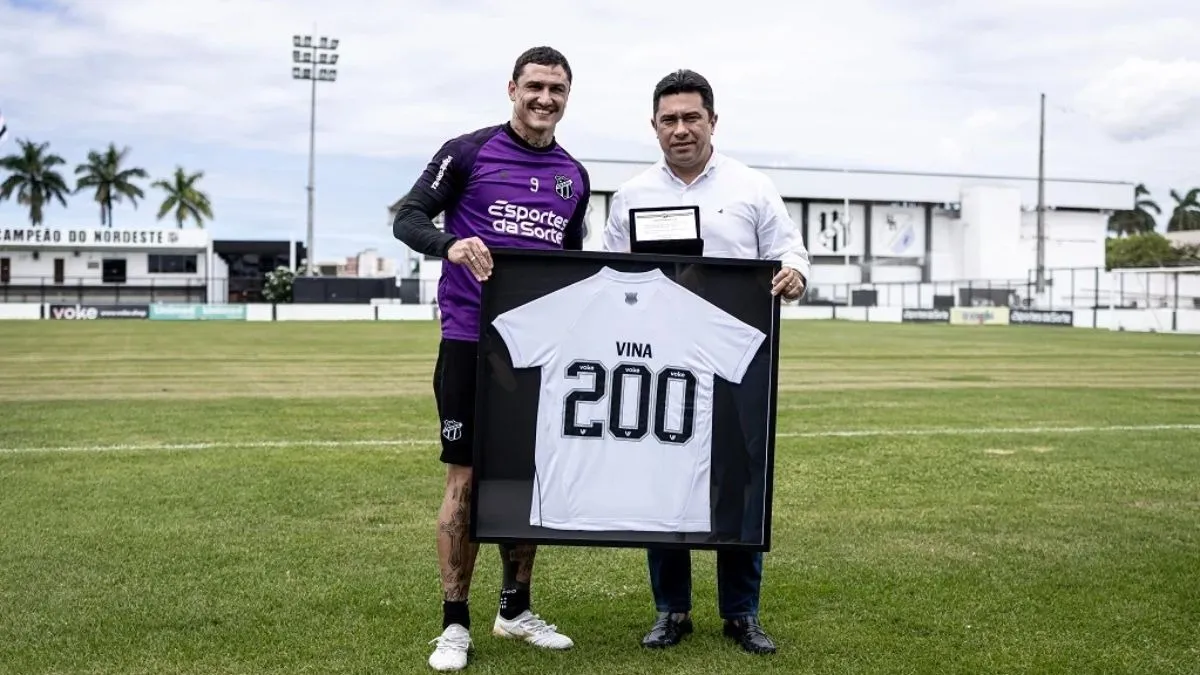 Meia Vina recebe placa e camisa comemorativa da diretoria do Ceará após completar 200 partidas pelo clube (Foto: Wellerson Gomes / Ceará SC)