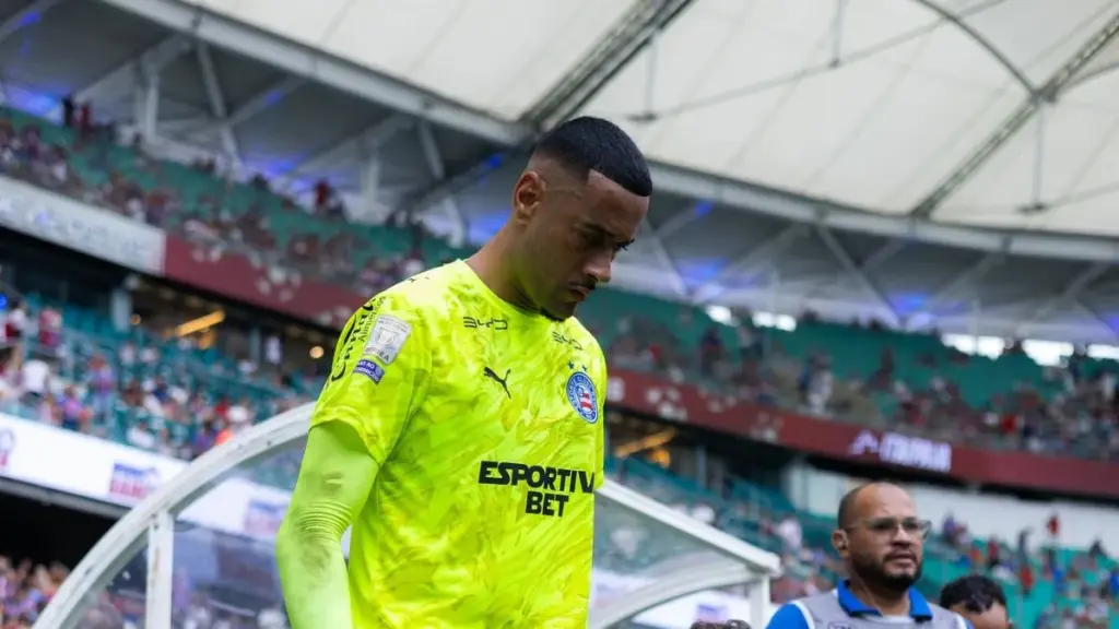 Bahia avalia alternativas após grave lesão de goleiro Léo Vieira
