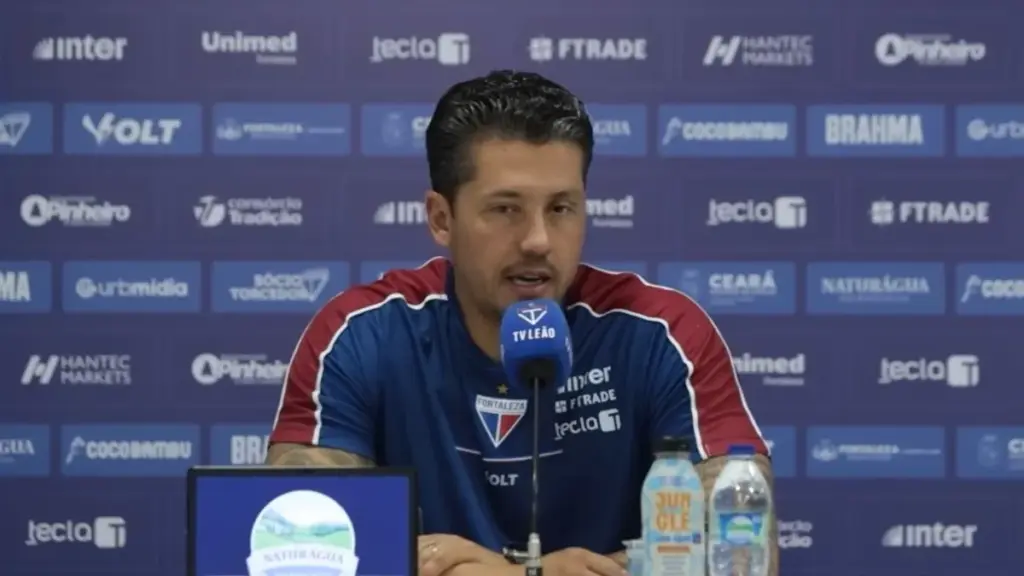 Técnico do Fortaleza detona arbitragem diante do Avaí: "Desrespeitoso e soberbo" 2 Thiago Carpini detona arbitragem após empate entre Fortaleza e Avaí (Foto: Reprodução/TV Leão)