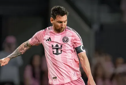 Messi sente lesão a 23 dias da estreia da Argentina na Copa