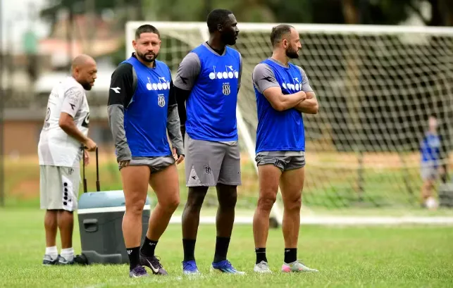 Elvis pode retornar ao time da Ponte Preta contra o Sport