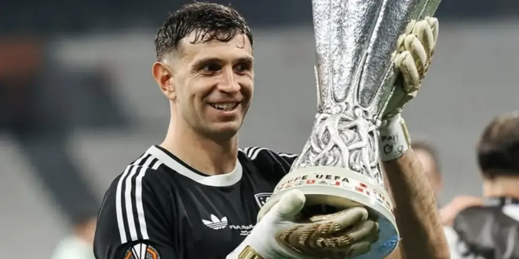 Dibu Martínez revela que jogou a final da Europa League lesionado