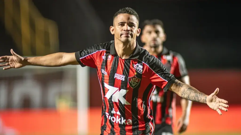 Vitória aciona STJD para tentar liberar Erick para duelo contra o Coritiba