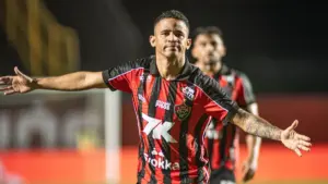 Vitória aciona STJD para tentar liberar Erick para duelo contra o Coritiba