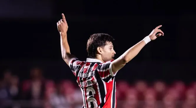 Meia do São Paulo é absolvido pelo STJD após denúncia