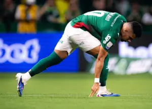 Paulinho celebra volta após 302 dias e promete: 'Vou voltar aos 100%, fazer gols, dar títulos'