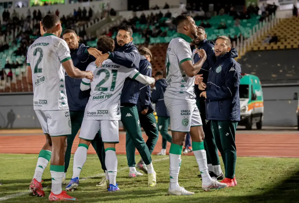 Maringá 0 x 5 Guarani - Bugre atropela Dogão e sobe na tabela 2 Guarani conquistou uma vitória expressiva por 5 a 0 diante do Maringá na noite desta segunda (Foto: Luiz Viana/Guarani)