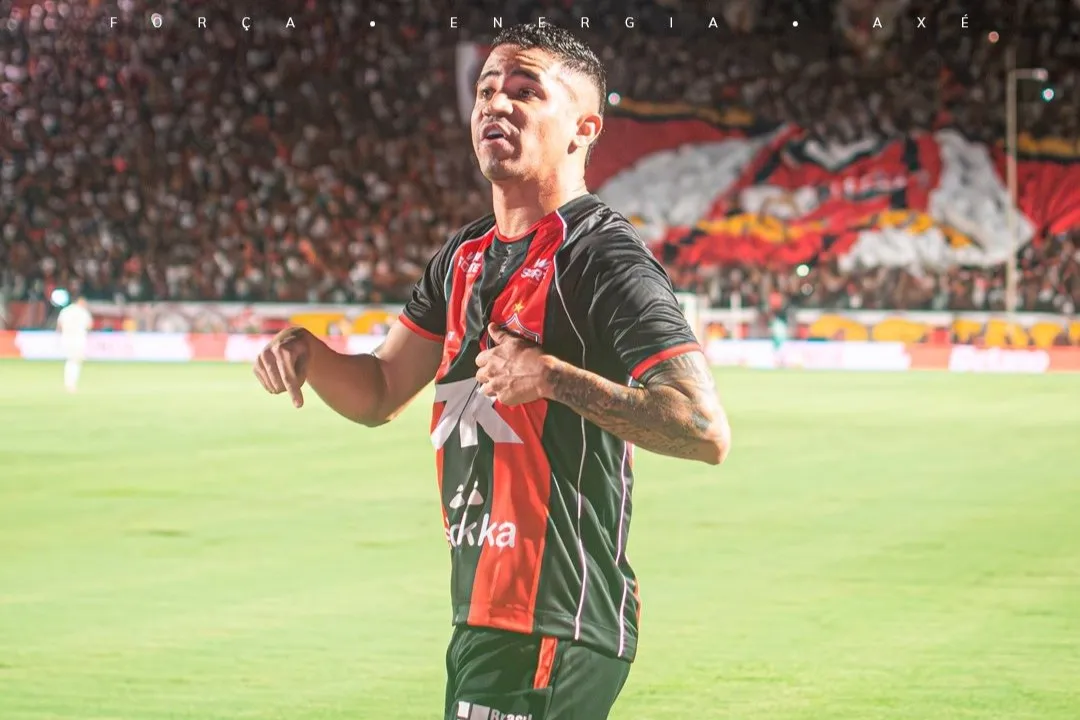 Com gols de Erick e Luan Cândido, a equipe do Vitória encerrou a invencibilidade de dez jogos do Flamengo (Victor Ferreira/ECV)