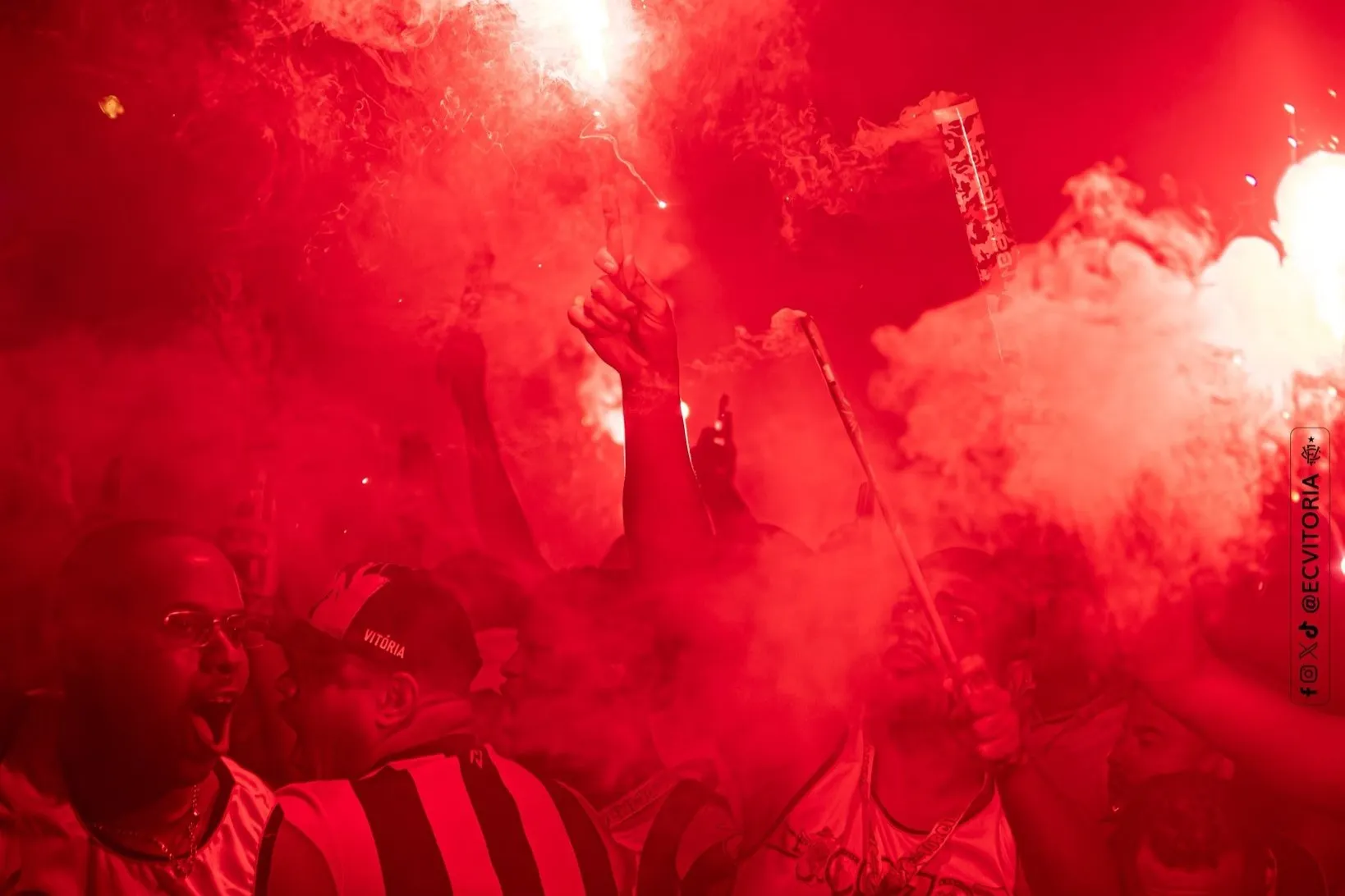 Elenco do Vitória foi recebido com 'Barradão em Chamas' diante do Flamengo (Victor Ferreira/ECV)