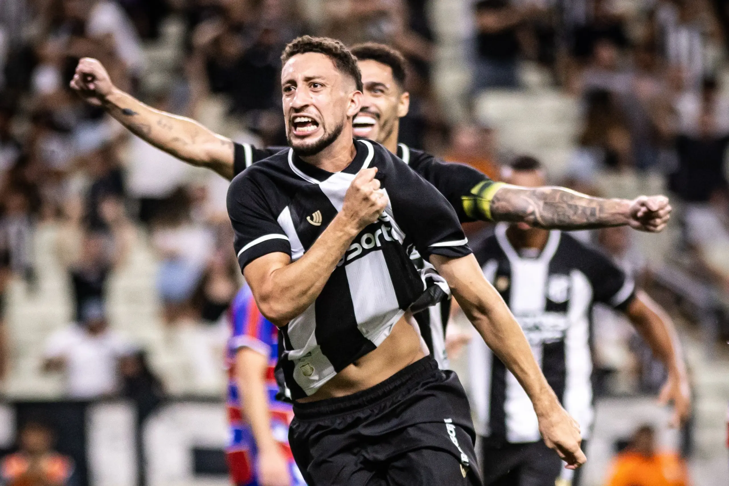 Ceará 2 x 1 Fortaleza - Vozão vence de virada e tira rival do G-4 3 O Ceará derrotou o Fortaleza de virada por 2 a 1, na noite deste domingo, na Arena Castelão, pela Série B do Campeonato Brasileiro (Foto: Gabriel Silva / Ceará SC)