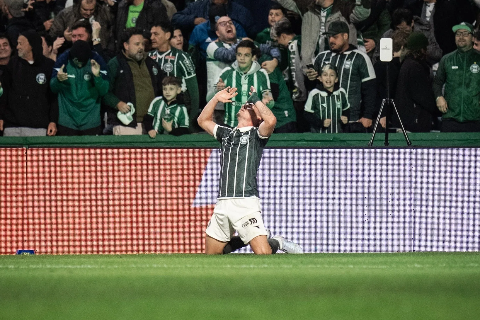 Coritiba vence o Bahia por 3 a 2 de virada no Couto Pereira e entra no G-6 (Foto: Gustavo Oliveira | Coritiba)