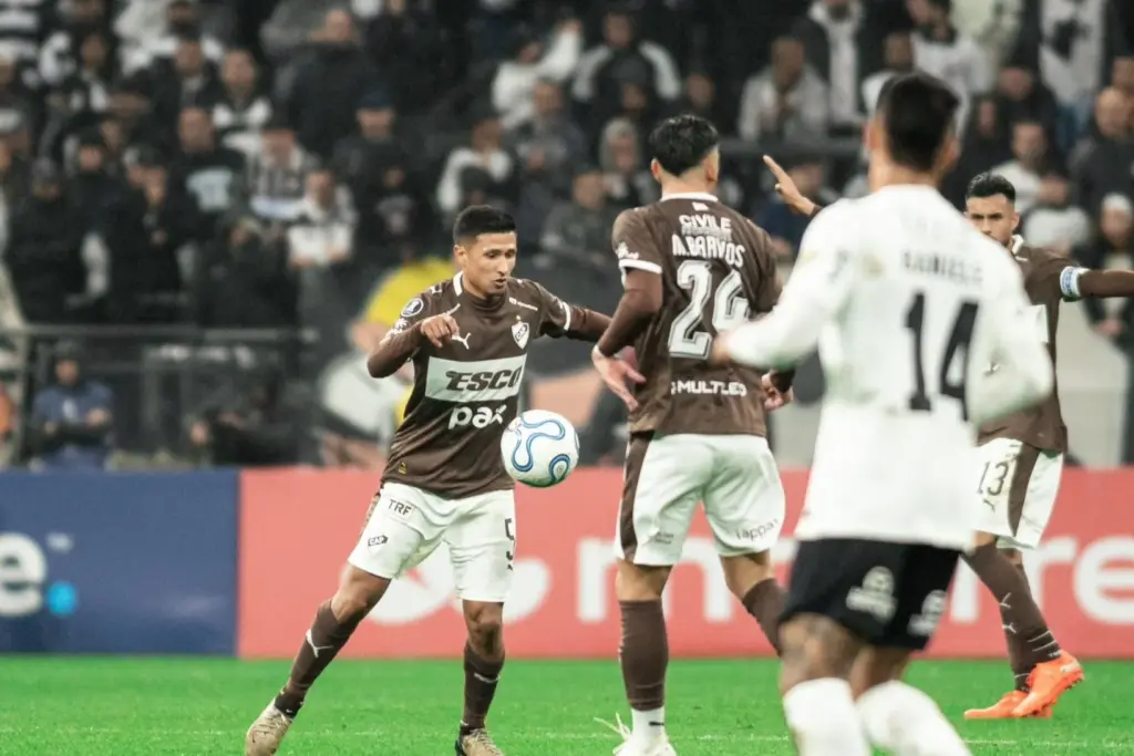 LIBERTADORES: Fluminense garante vaga e Corinthians perde invencibilidade 2 Corinthians perde para o Platense por 2 a 0 na Neo Química Arena pela Libertadores (Foto: Platense)