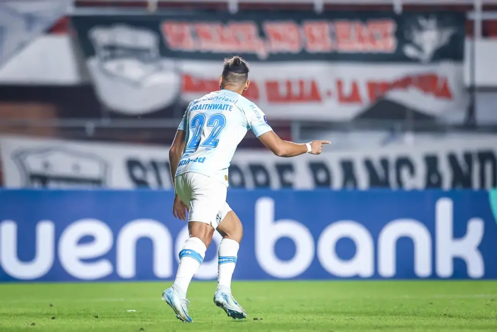 Braithwaite volta a marcar e celebra retorno no Grêmio