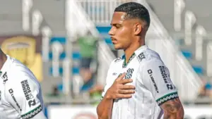 Lucas Alves embala Figueirense na briga pelo G-8