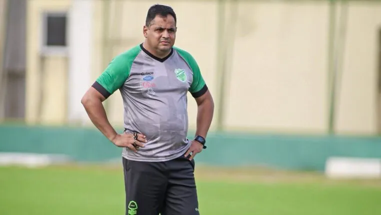 No G-8, Leston Júnior projeta duelo contra o líder Paysandu pela Série C