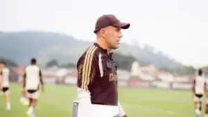Flamengo procura centroavante e meia durante pausa da Copa