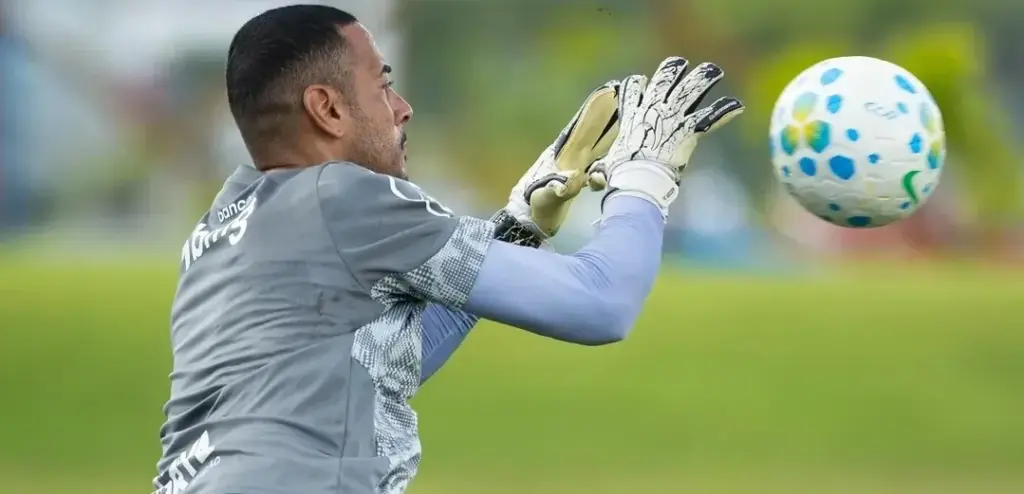 Léo Vieira sofre lesão e pode abrir espaço para João Paulo no Bahia