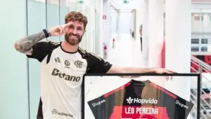 Flamengo faz homenagem especial a Léo Pereira por 300 partidas