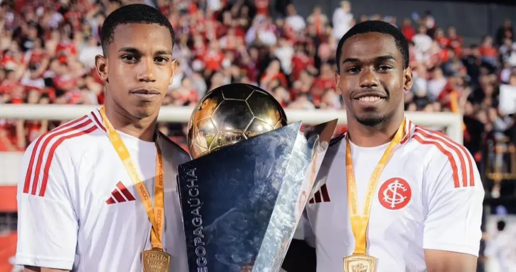 Irmãos celebram primeiro título no profissional do Internacional