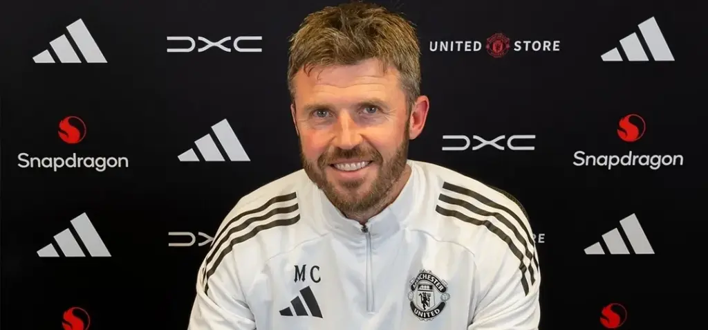 Manchester United efetiva Michael Carrick e contrato vai até 2028