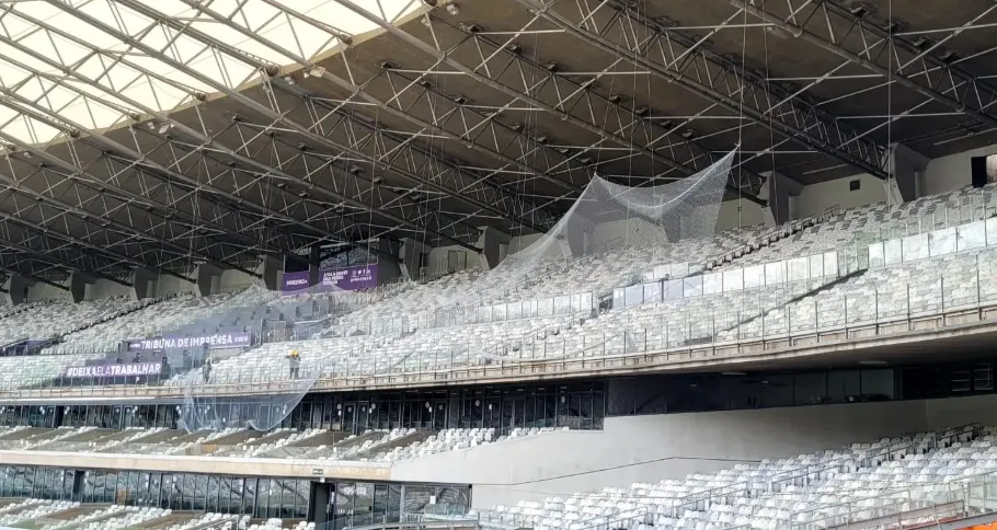 Cruzeiro instala rede de proteção no Mineirão