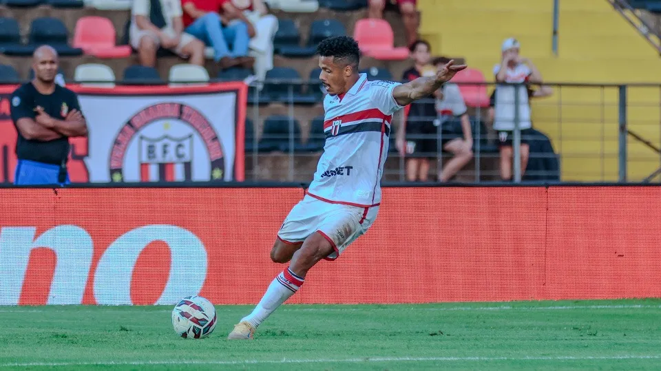 Gabriel Inocêncio analisa momento do Botafogo-SP e projeta jogo contra Novorizontino (Foto: Agência Botafogo)