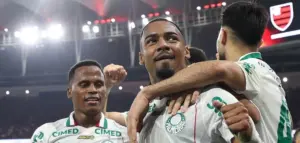Meia do Palmeiras pega gancho no STJD por expulsão no Brasileirão