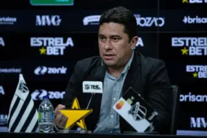 Conselheiros do Ceará protocolam pedido de impeachment contra presidente