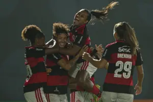 BRASILEIRÃO FEMININO: Flamengo vence clássico contra o Fluminense e sobe na tabela