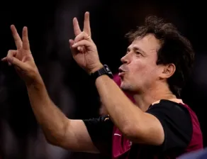 Fernando Diniz está invicto no comando do Corinthians