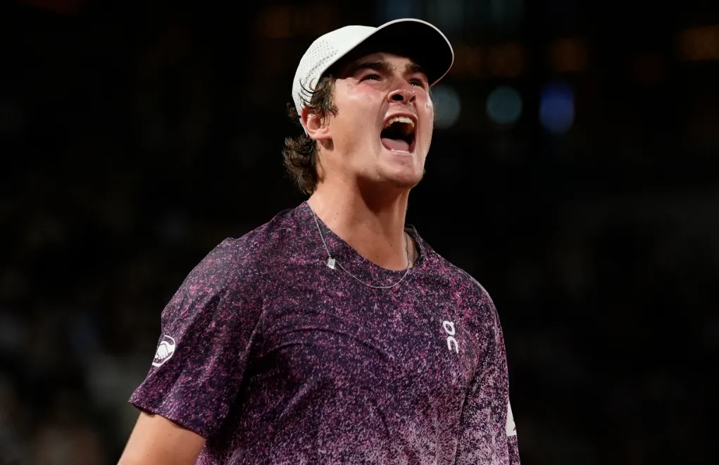 Roland Garros: João Fonseca faz nova vítima e está nas quartas de final