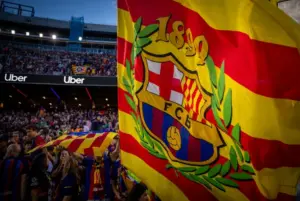 Torcedores do Barcelona confundem ônibus e atacam o próprio time