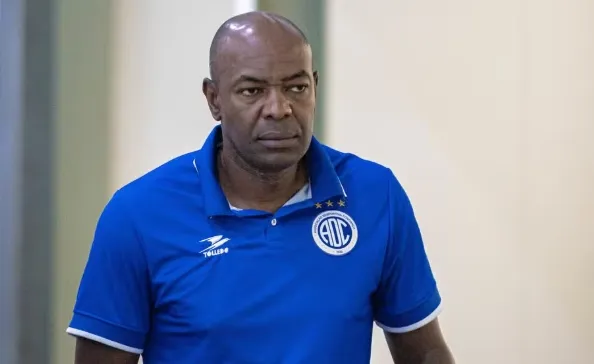 Cláudio Caçapa não é mais técnico do Confiança