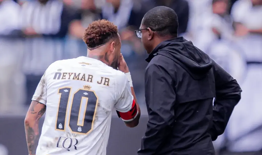 Árbitro culpa auxiliar do Santos por substituição errada de Neymar