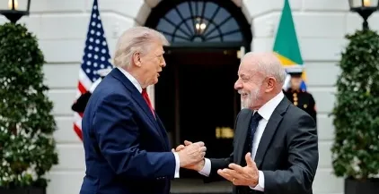 Lula brinca com Trump: 'Espero que você não venha anular o visto dos jogadores brasileiros'