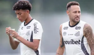 Neymar discute com filho de Robinho, acerta rasteira e causa 'climão' no Santos