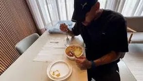 Neymar almoçando marmitex