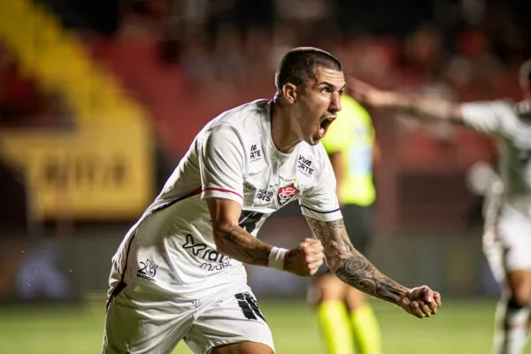 Vitória antecipa férias de Aitor Cantalapiedra por problemas pessoais