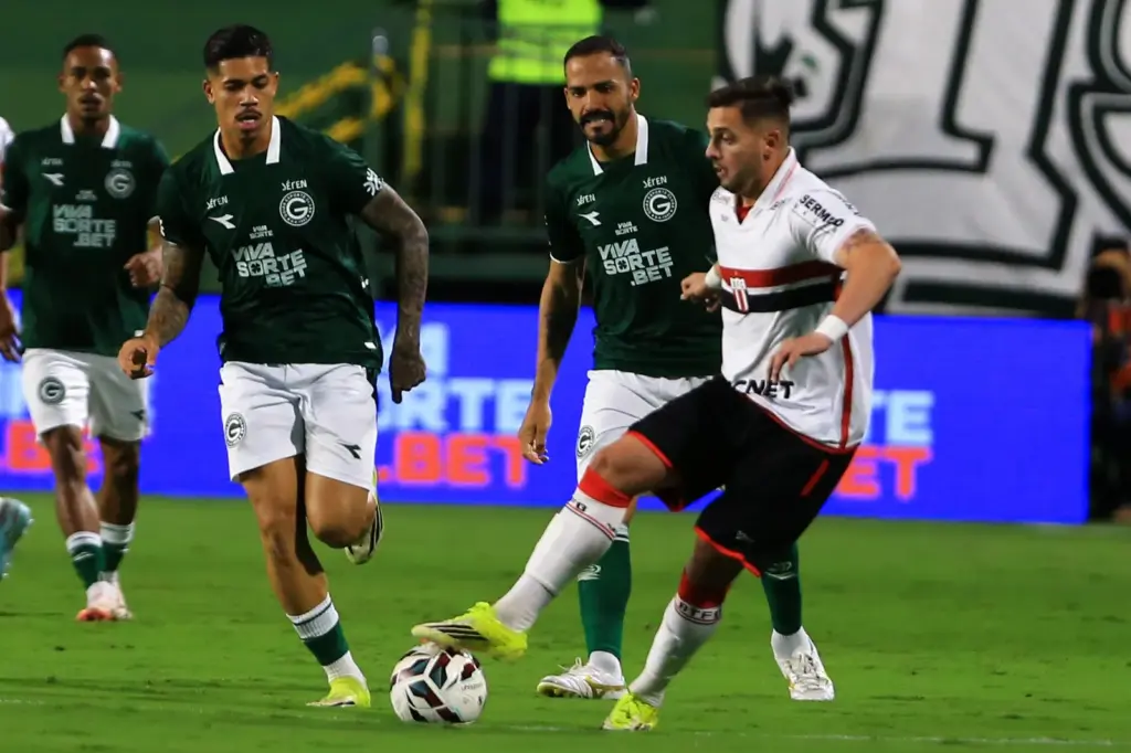 Goiás 1 x 0 Botafogo-SP - Esmeraldino entra no G-6 da Série B 3 A vitória obtida em Goiânia impulsionou o Goiás para a quinta colocação da tabela, alcançando a marca de 13 pontos (Foto: Carlos Costa/Agência Botafogo)