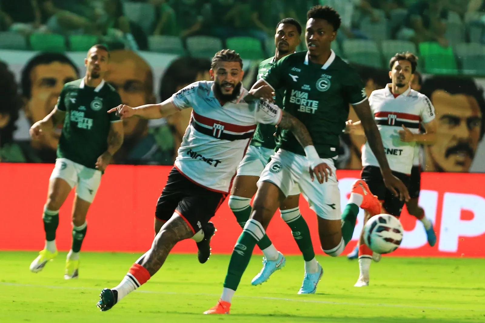 A vitória obtida em Goiânia impulsionou o Goiás para a quinta colocação da tabela, alcançando a marca de 13 pontos (Foto: Carlos Costa/Agência Botafogo)
