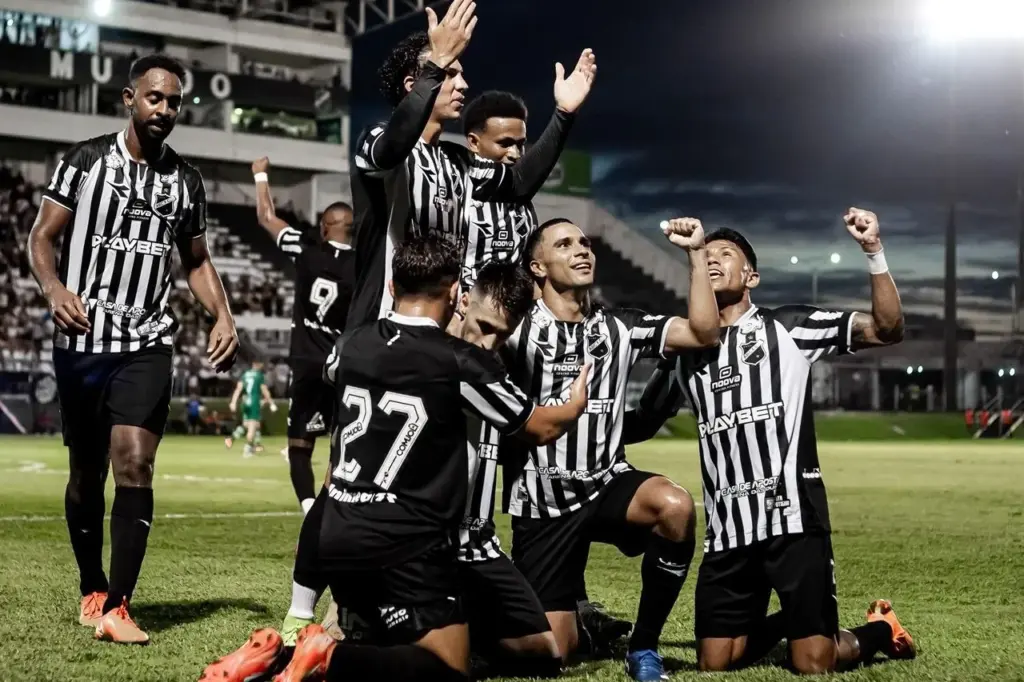 Técnico do ABC descarta medo e promete atacar o Vitória 2 Vitória x ABC: Waguinho Dias descarta medo e garante time ofensivo (Foto: Guilherme Drovas/ABC)