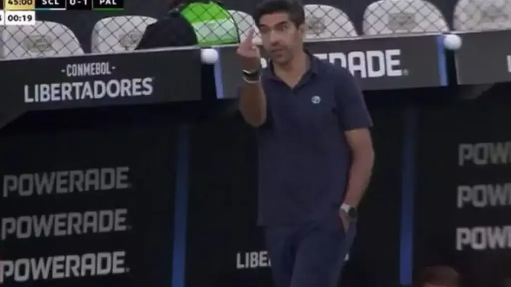 Conmebol multa Abel Ferreira por gesto obsceno a Flaco no Palmeiras