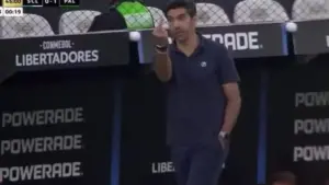Conmebol multa Abel Ferreira por gesto obsceno a Flaco no Palmeiras