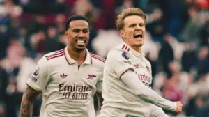 INGLÊS: Arsenal bate West Ham e mantém vantagem na liderança