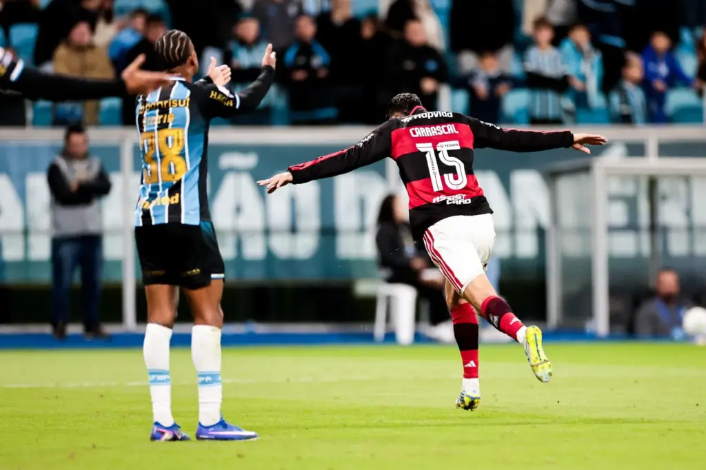 Flamengo ameaça título do turno do Palmeiras no Brasileirão