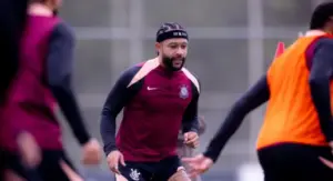 Com turbulências, Depay completa 2 anos no Corinthians