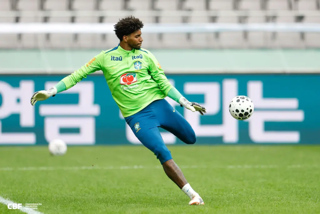 Hugo Souza, do Corinthians, reage à ausência em convocação da seleção