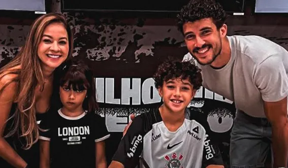 Filho do zagueiro Gustavo Henrique assina o primeiro contrato com o Corinthians