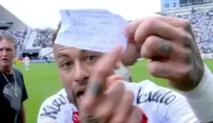 Neymar é substituído após erro do quarto árbitro e sai revoltado 'vergonha'