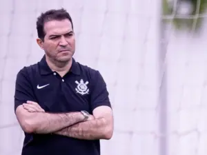 Marcelo Paz questiona gesto ofensivo de Bobadilla durante o dérbi